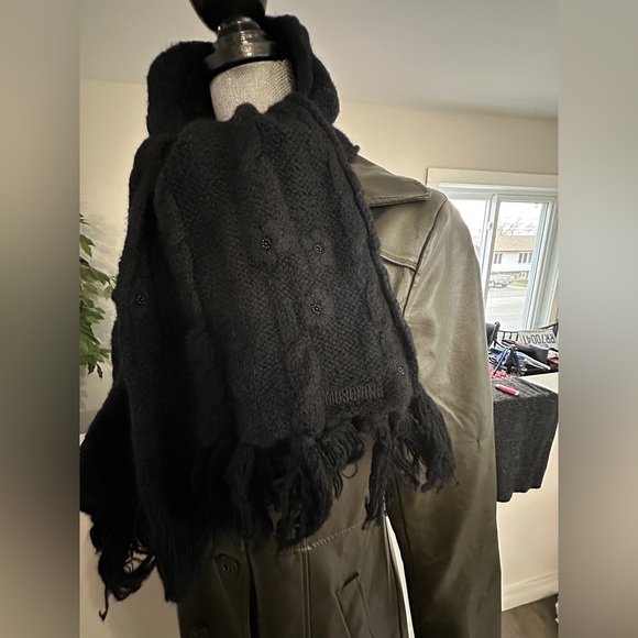 ❤️Moschino❤️ black scarf - Picture 1 of 3